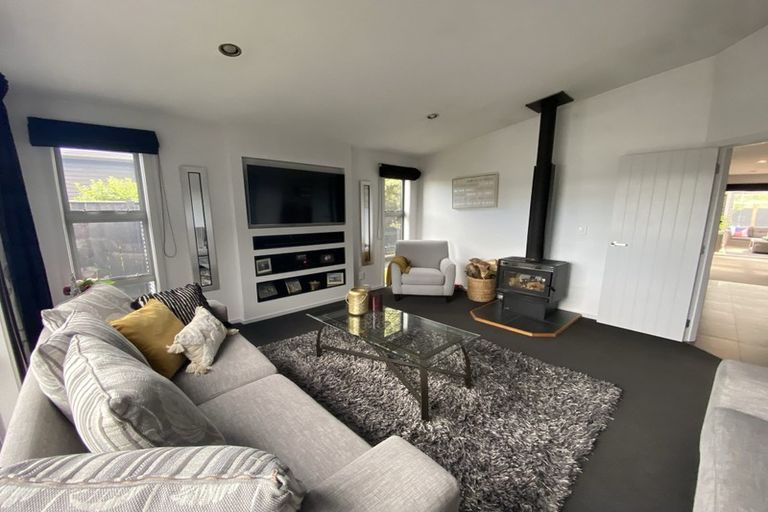 Photo of property in 6 Chestnut Close, Kelvin Grove, Palmerston North, 4414