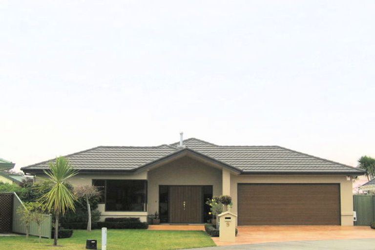 Photo of property in 9 Rutland Place, Taradale, Napier, 4112