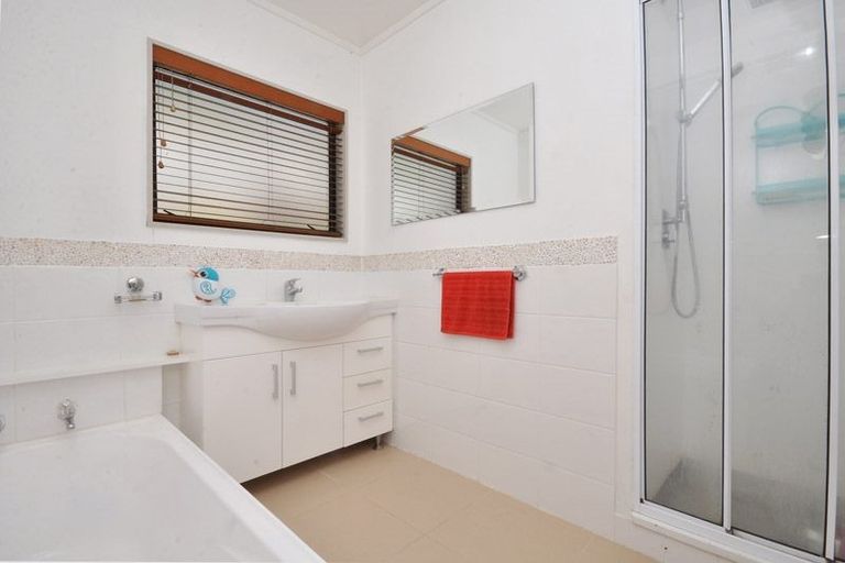 Photo of property in 2/55 Greenvalley Rise, Glenfield, Auckland, 0629