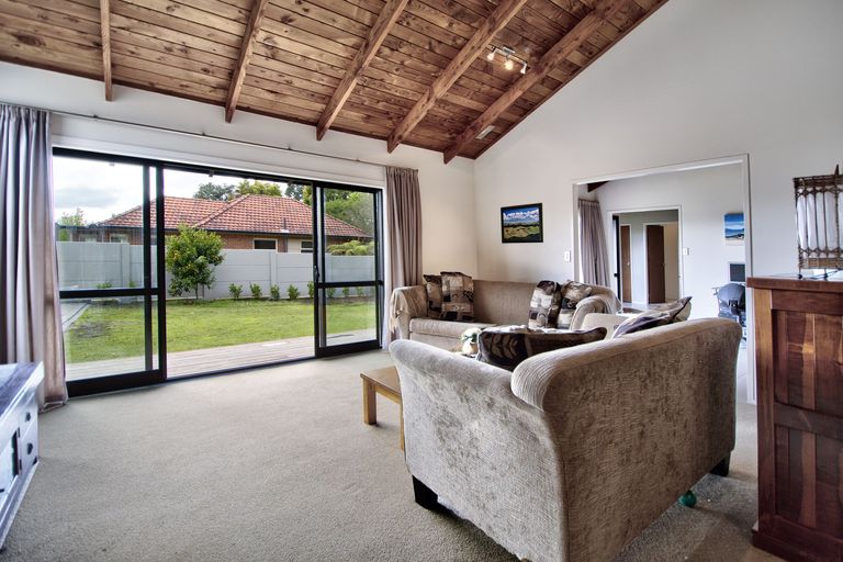 Photo of property in 1 South Lynn Road, Titirangi, Auckland, 0604