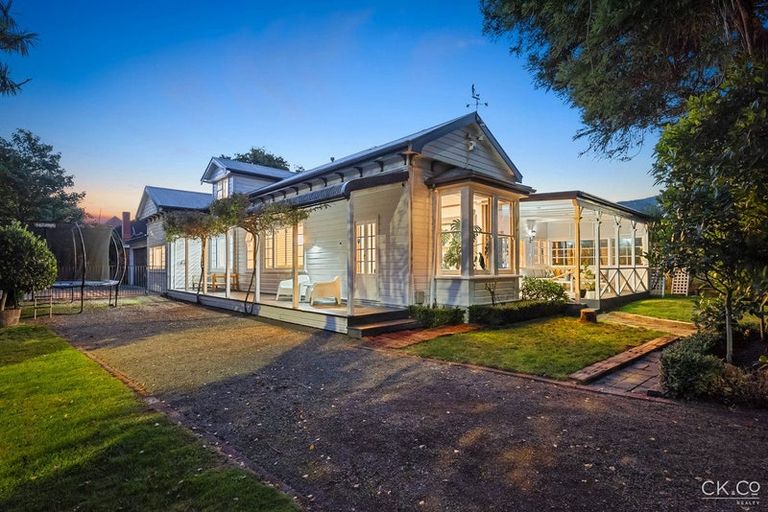 Photo of property in 2 Barton Road, Heretaunga, Upper Hutt, 5018