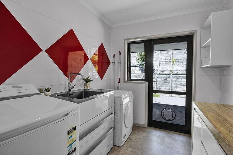 Photo of property in 2 Pipitea Place, Whalers Gate, New Plymouth, 4310