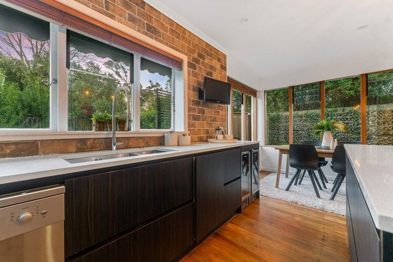 Photo of property in 16 Forrest Hill Road, Forrest Hill, Auckland, 0620