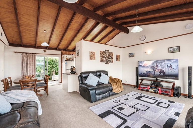 Photo of property in 4/89a Royal Road, Massey, Auckland, 0614