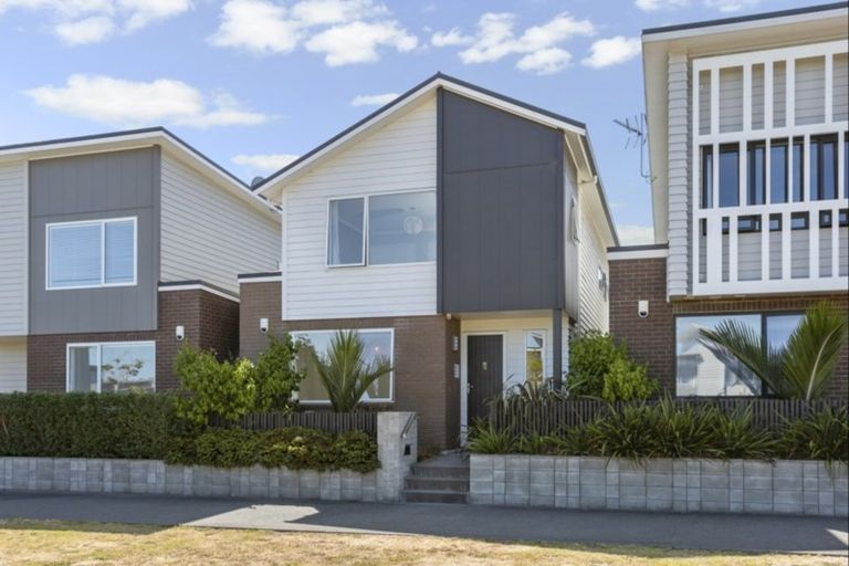 Photo of property in 2 Kotuku Lane, Hobsonville, Auckland, 0616