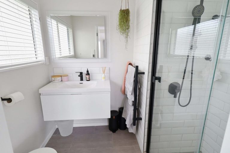 Photo of property in 6 Meadowcroft Grove, Johnsonville, Wellington, 6037