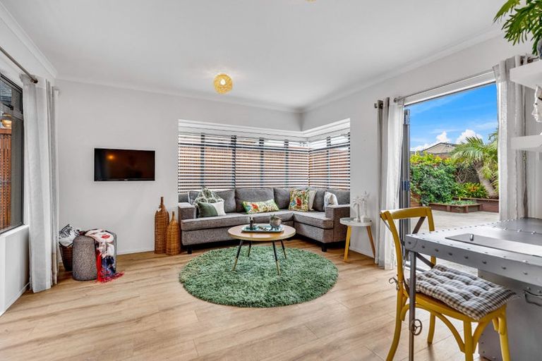 Photo of property in 11 Huntaway Lane, Te Atatu Peninsula, Auckland, 0610