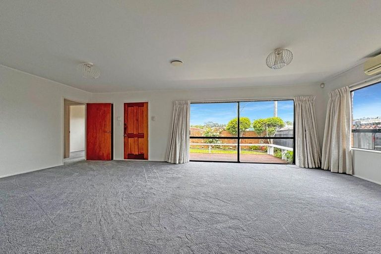 Photo of property in 1/12 Shakespeare Road, Milford, Auckland, 0620