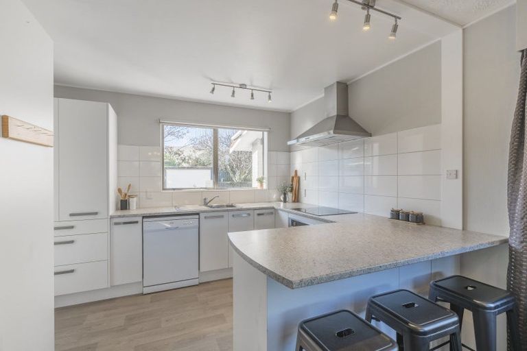 Photo of property in 15 Rosebank Grove, Waikanae, 5036