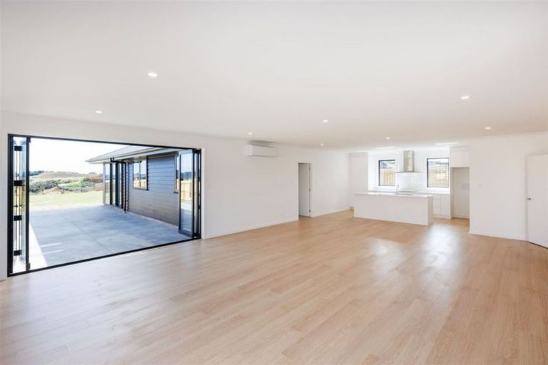 Photo of property in 18 Sardinia Grove, Fitzherbert, Palmerston North, 4410