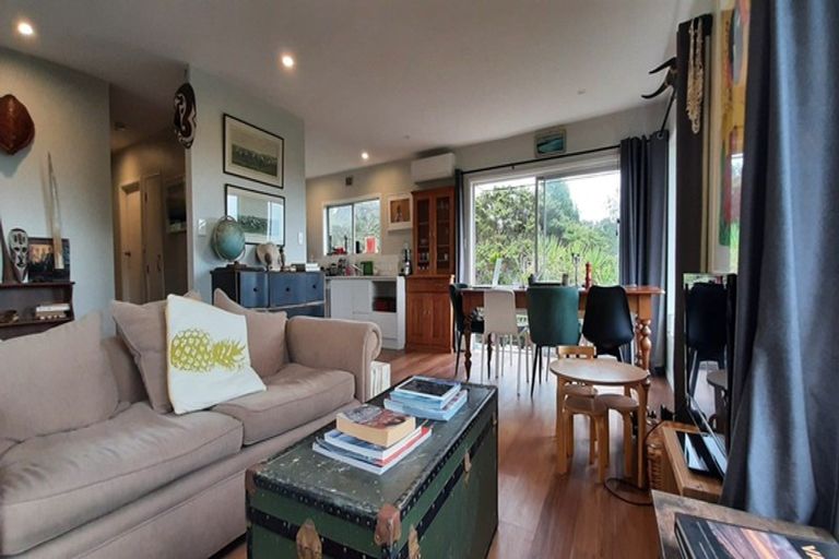 Photo of property in 37 West Lynn Road, Titirangi, Auckland, 0604