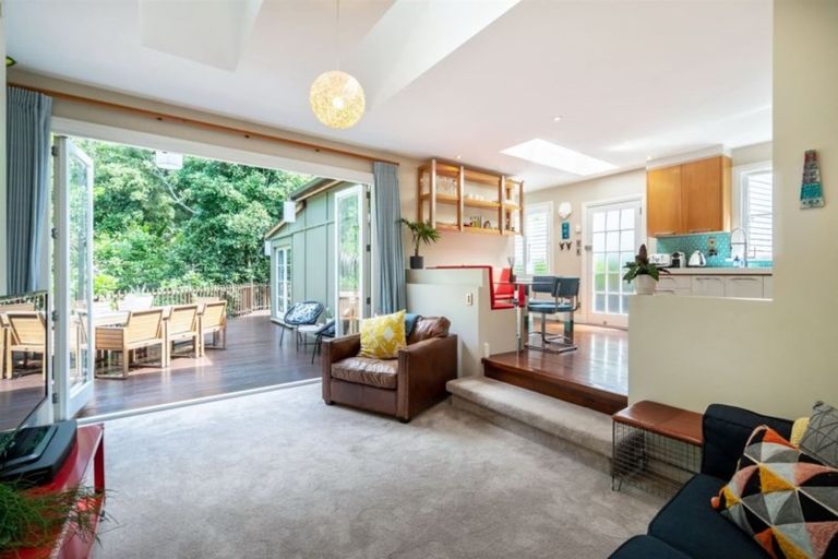 Photo of property in 55 Pupuke Road, Birkenhead, Auckland, 0627