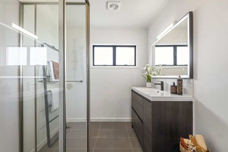 Photo of property in 254a East Coast Road, Forrest Hill, Auckland, 0620