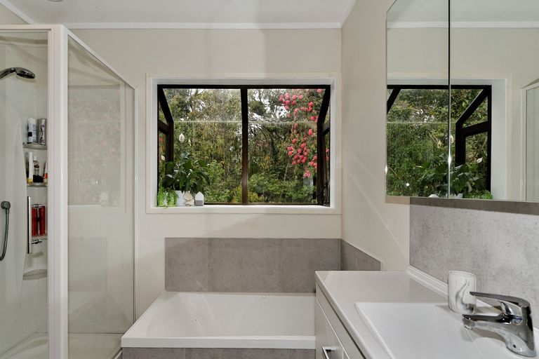 Photo of property in 1 South Lynn Road, Titirangi, Auckland, 0604