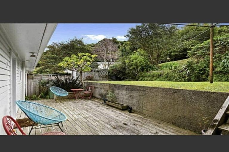 Photo of property in 6 Taka Grove, Normandale, Lower Hutt, 5010