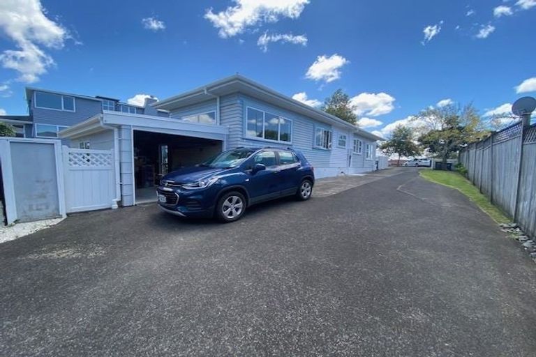 Photo of property in 1/10 Knights Road, Rothesay Bay, Auckland, 0630