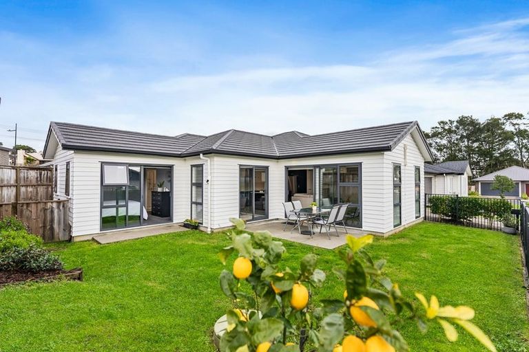 Photo of property in 11 Sauterne Road, Kumeu, 0810