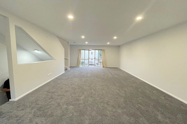 Photo of property in Lakeview Terrace, 2/14 Ambrico Place, New Lynn, Auckland, 0600