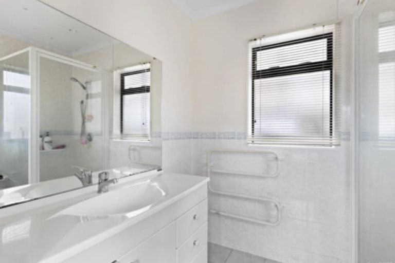 Photo of property in 14 Waimarino Road, Weymouth, Auckland, 2103