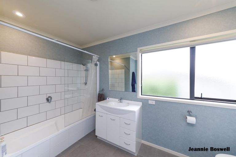 Photo of property in 3 Walnut Grove, Kelvin Grove, Palmerston North, 4414