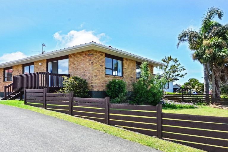 Photo of property in 44a Edgewater Parade, Waiuku, 2123