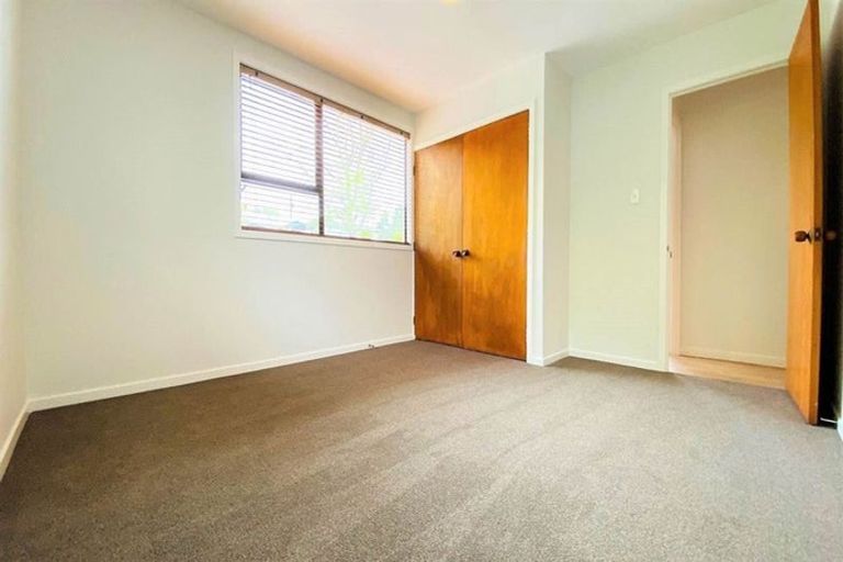 Photo of property in 2/6 Cresta Avenue, Beach Haven, Auckland, 0626