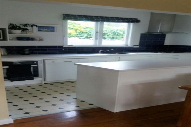 Photo of property in 37 Pukatea Street, Eastbourne, Lower Hutt, 5013