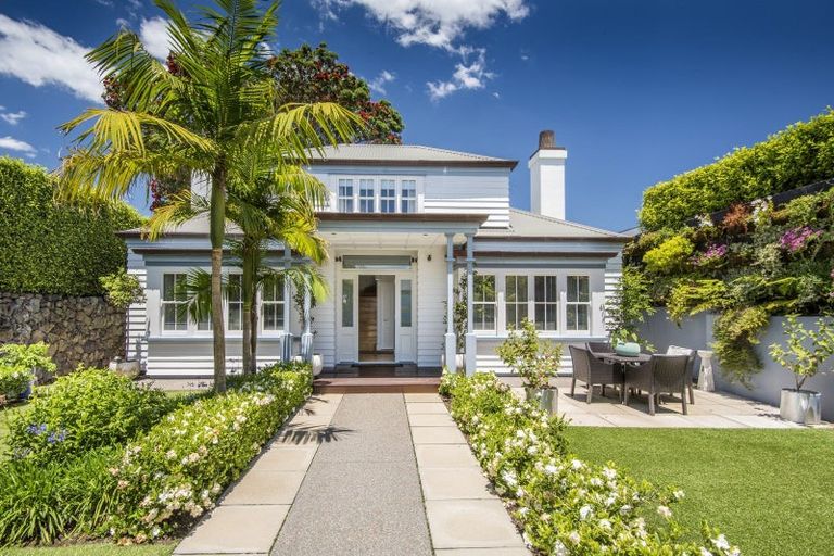 Photo of property in 13 Stanley Point Road, Stanley Point, Auckland, 0624