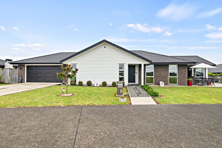 Photo of property in 14 Poutawa Lane, Clarks Beach, 2122