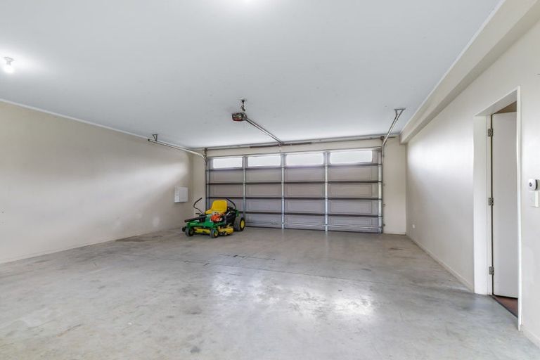 Photo of property in 370 Tararua Road, Levin, 5571