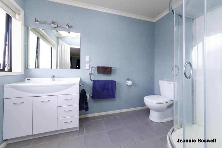 Photo of property in 3 Walnut Grove, Kelvin Grove, Palmerston North, 4414