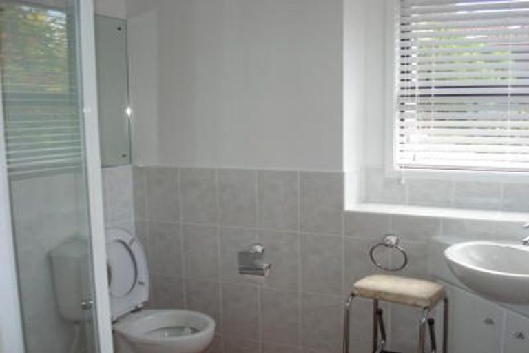 Photo of property in 25 Ravenstone Place, Chatswood, Auckland, 0626