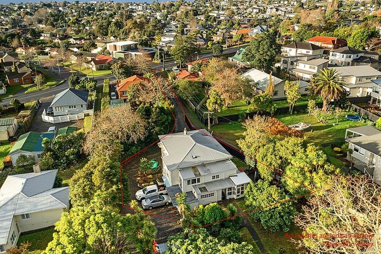 Photo of property in 17 Awaroa Road, Sunnyvale, Auckland, 0612