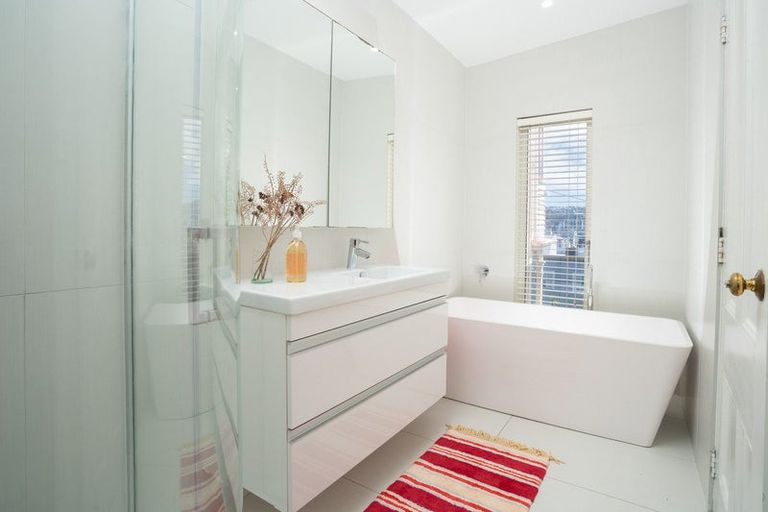 Photo of property in 16 Hawker Street, Mount Victoria, Wellington, 6011