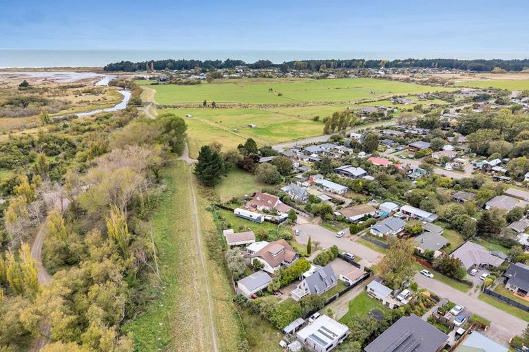 Photo of property in 12 Mckenzie Place, Waikuku Beach, 7402