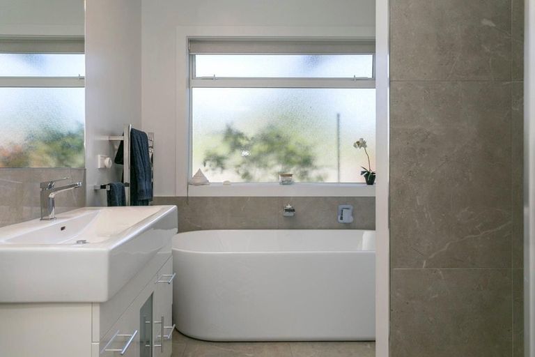 Photo of property in 98 Loch Views Road, Acacia Bay, Taupo, 3385