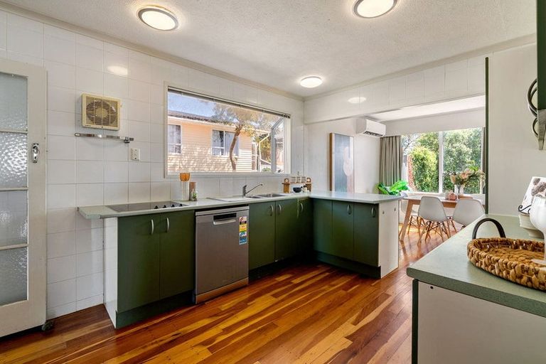 Photo of property in 6 Link Road, Newlands, Wellington, 6037