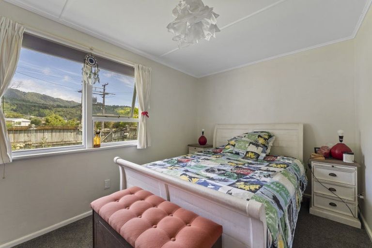 Photo of property in 16 Wairau Road, Picton, 7220