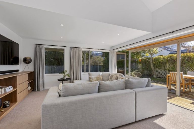 Photo of property in 5 Cedar Drive, Kelvin Heights, Queenstown, 9300