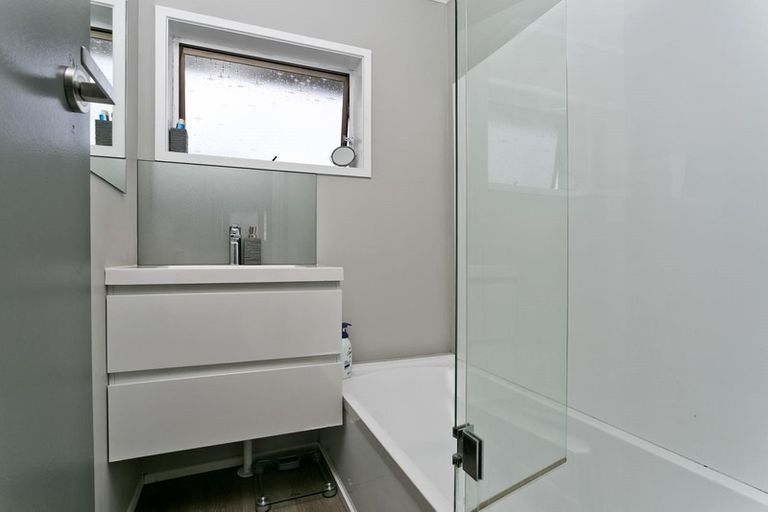 Photo of property in 2/2 Lambrown Drive, Totara Vale, Auckland, 0629