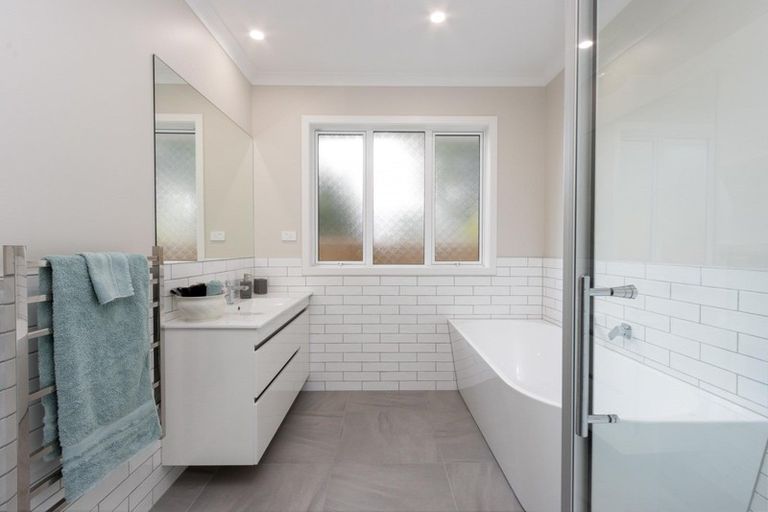 Photo of property in 16 West Place, Greenmeadows, Napier, 4112