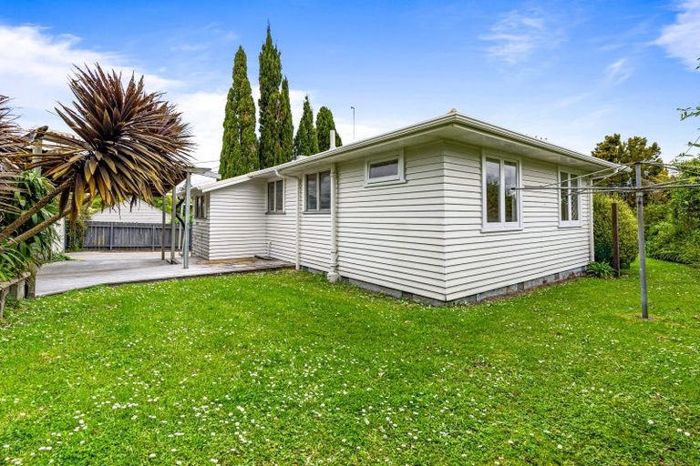 Photo of property in 143 Edmonton Road, Te Atatu South, Auckland, 0610