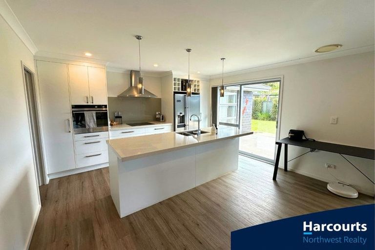 Photo of property in 6 Walnut Road, Riverhead, 0820