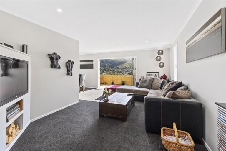Photo of property in 6 Mayfair Place, Tawa, Wellington, 5028