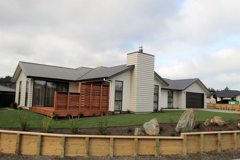 Photo of property in 8 Tate Crescent, Green Island, Dunedin, 9018