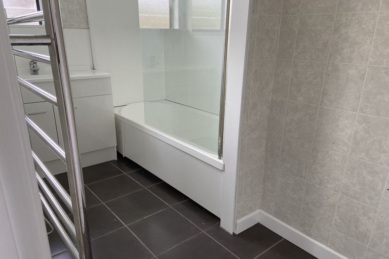 Photo of property in 12 Kokiri Street, Te Atatu South, Auckland, 0610