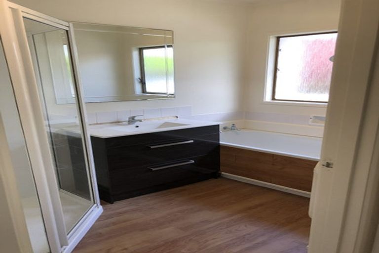 Photo of property in 14 Teviot Place, Totara Vale, Auckland, 0629