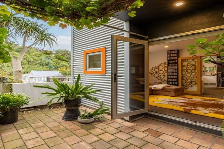 Photo of property in 25 Hawkhurst Road, Lyttelton, 8082