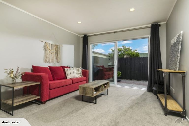 Photo of property in 1/744 Te Atatu Road, Te Atatu Peninsula, Auckland, 0610