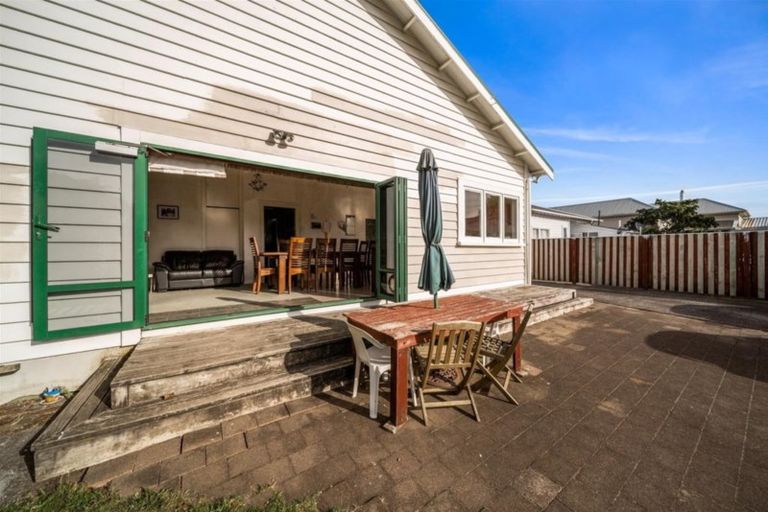 Photo of property in 12 Puriri Street, Hawera, 4610